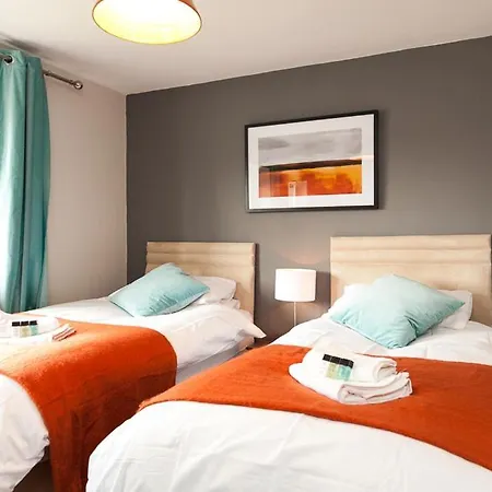 Comfortable Contractor House Gatwick: Sleeps 6+ Ifield Exterior photo