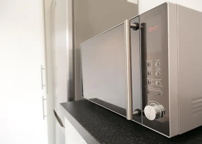 Comfortable Contractor House Gatwick: Sleeps 6+