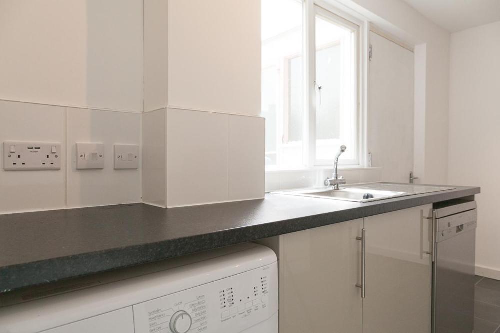 Comfortable Contractor House Gatwick: Sleeps 6+