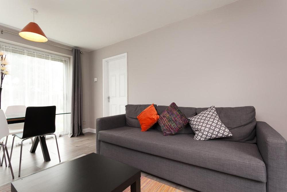 Comfortable Contractor House Gatwick: Sleeps 6+ Apartment Ifield