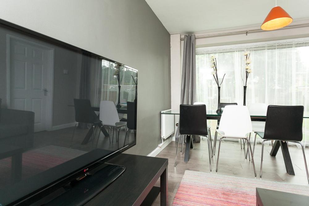 Comfortable Contractor House Gatwick: Sleeps 6+ * Ifield