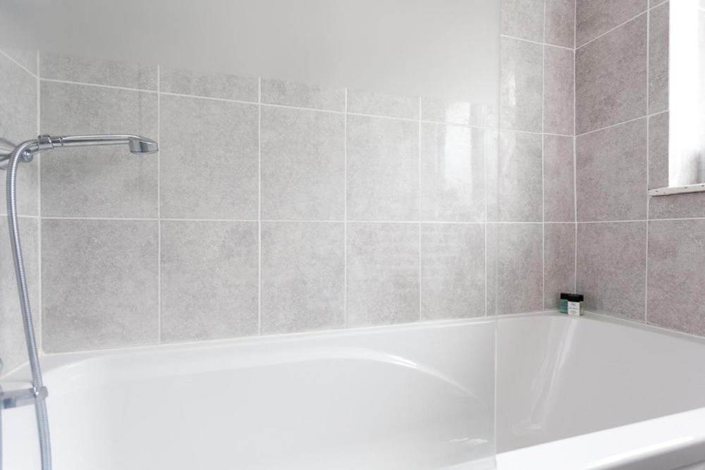 Comfortable Contractor House Gatwick: Sleeps 6+ *
